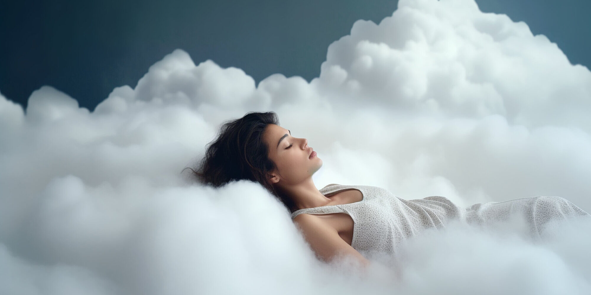 Frau in einem weißen Kleid, die entspannt auf weichen, grauen Wolken liegt, mit geschlossenen Augen und einem friedlichen Ausdruck.